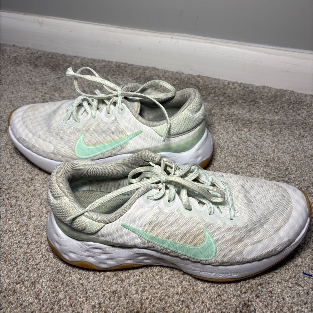 Nike Womenโs Renew sneakers Womenโs 6 Mint and White running